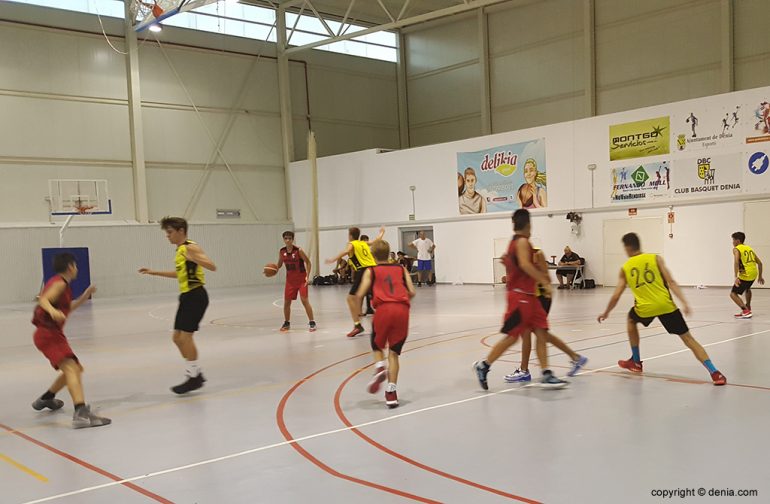 The cadets of the Dénia Basketball before the Montemar