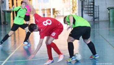 luchando por un balon en el centro de la pista