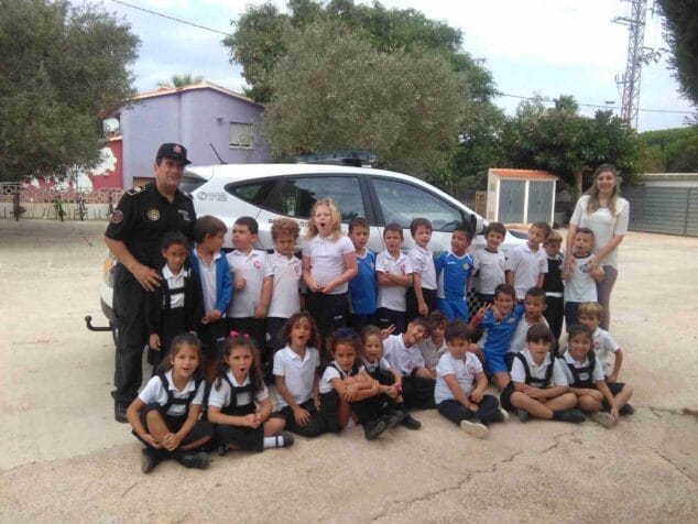 manolo moreno con alumnos del colegio carmelitas