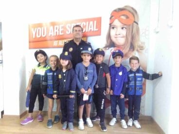 Manuel Moreno con alumnos del colegio Alfa y OMega