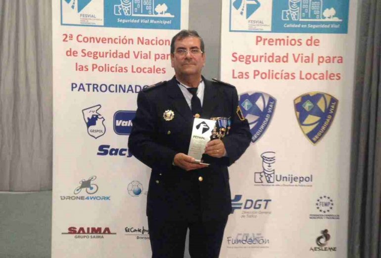 Manuel Moreno recoge el premio a la Policía Local de Dénia