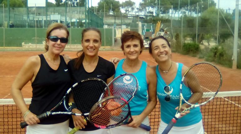 María Attard junto a Yael Morera y sus rivales de dobles