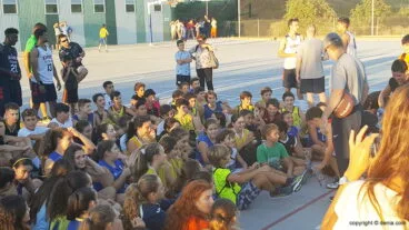 Niños y niñas atentos a las indicaciones del entrenador americano