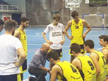 pantojo dando ordenes a sus chicos