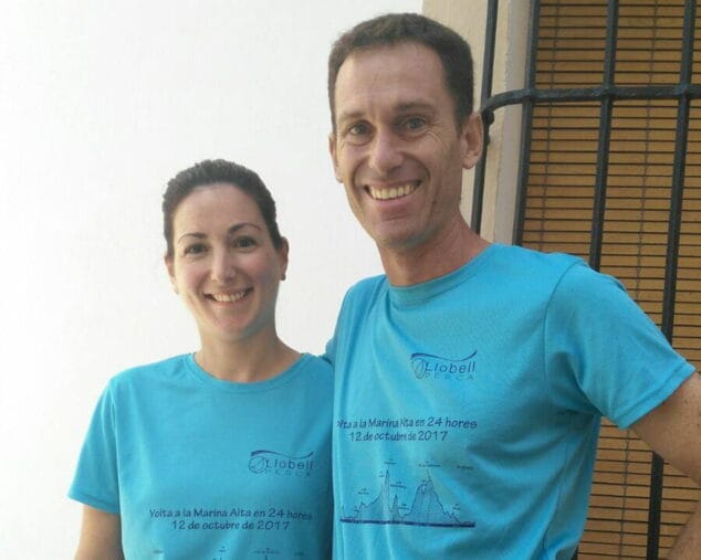pareja de atletas relevistas