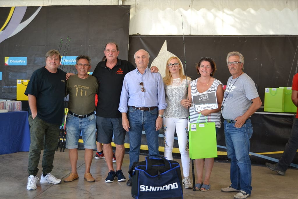 pepe chelet recogiendo el trofeo de vencedor