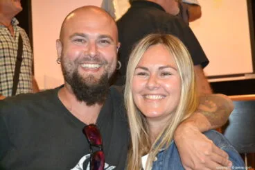 Rafa Cheli junto a su hermana