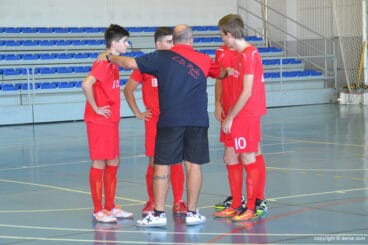 raul gil dando instrucciones a sus jugadores