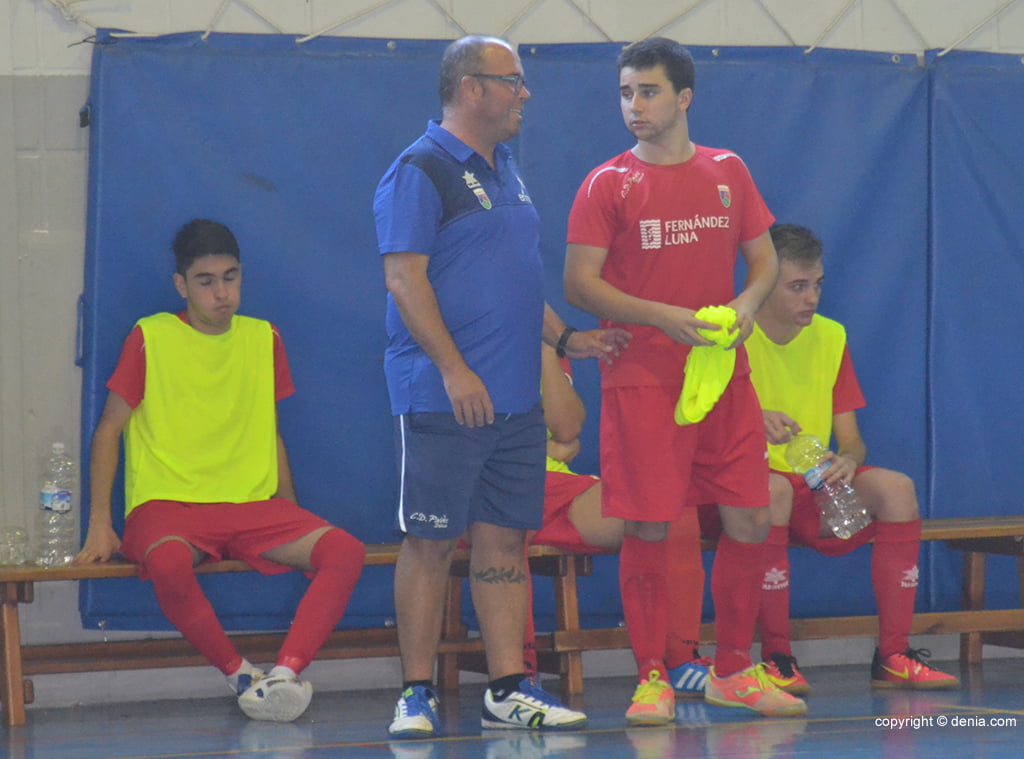 Raúl Gil dirigiendo un partido del equipo juvenil del Paidos