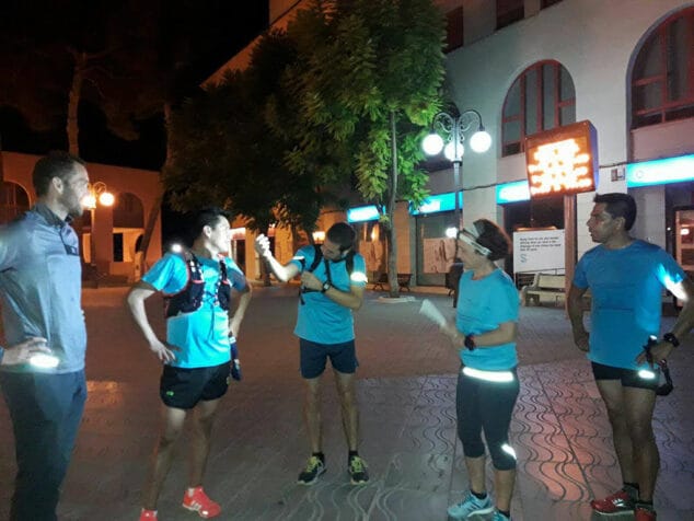 relevo nocturno entre atletas