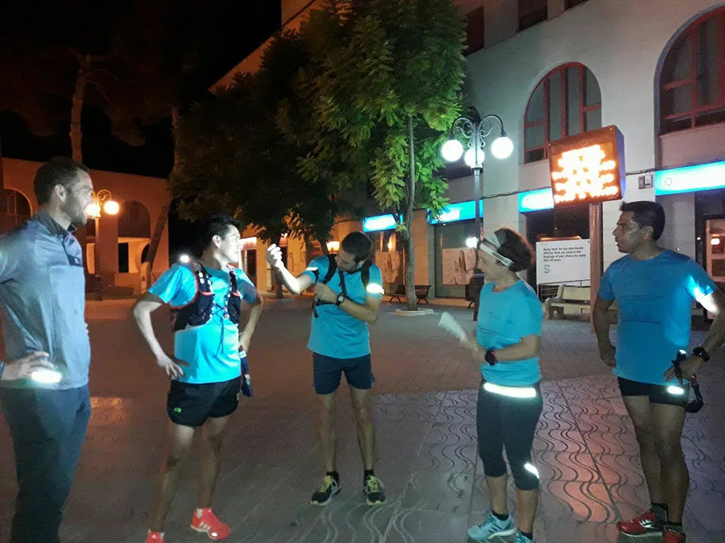 relevo nocturno entre atletas