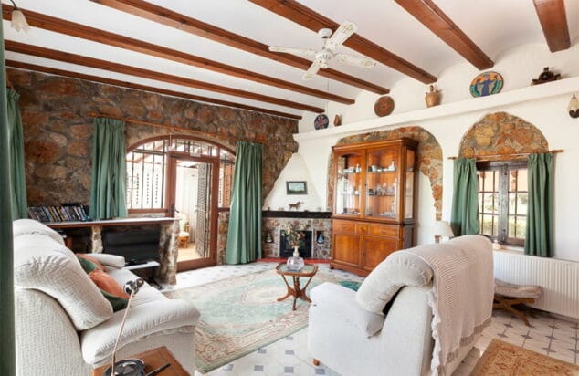 sala de estar con chimenea vacation villas