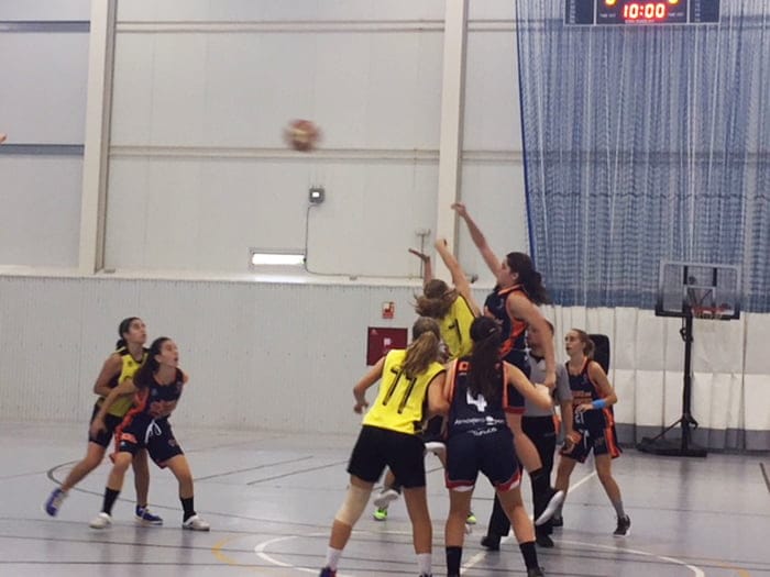 salto inicial del partido cadete entre denia basquet y cb valencia