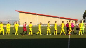 Saludo entre los dos equipos