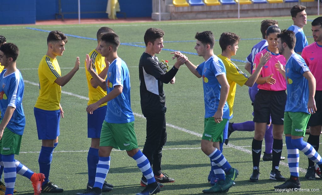 saludo entre los jugadores del denia y at la vall