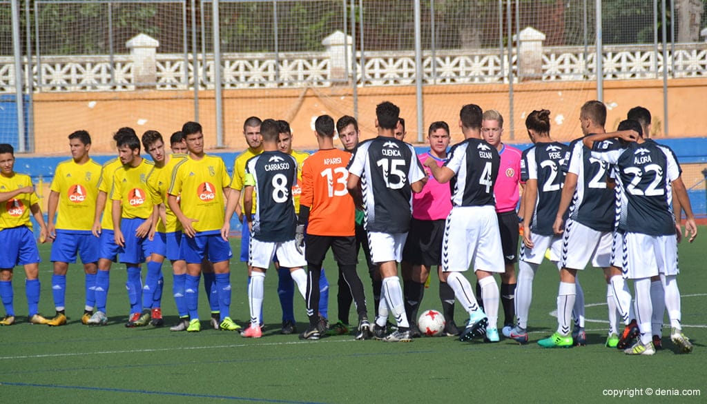 saludos entre los jugadores de ambas formaciones