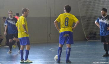 tent y tarin preparados para lanzar una falta