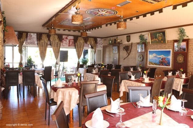 Gran fiesta <em>'A night of Bollywood Dance & Music' </em> en The Everest Nepali & Indian Restaurant 3 the everest comedor