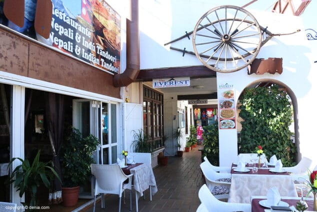 Gran fiesta <em>'A night of Bollywood Dance & Music' </em> en The Everest Nepali & Indian Restaurant 2 the everest terraza