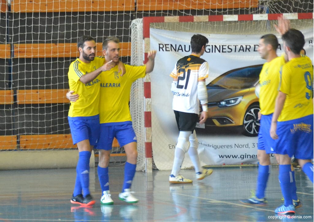 Curro lleva al Dénia Futsal a una gran victoria sobre La Unión FS (5-4) 3 toni tent felicitado tras anotar el primer gol