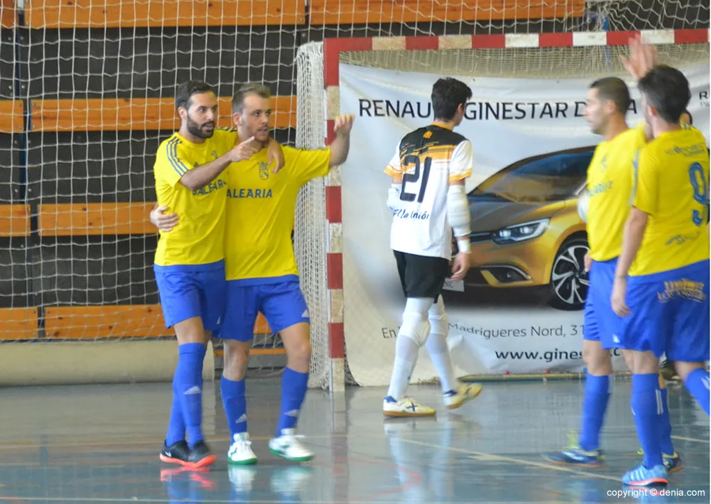 Curro lleva al Dénia Futsal a una gran victoria sobre La Unión FS (5-4) 3 toni tent felicitado tras anotar el primer gol
