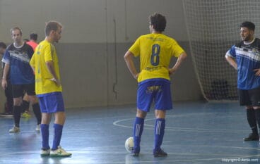 toni tent junto a pablo tarin para lanzar una falta