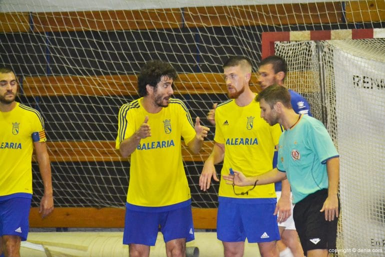 Uno de los árbitros hablando con Tarín