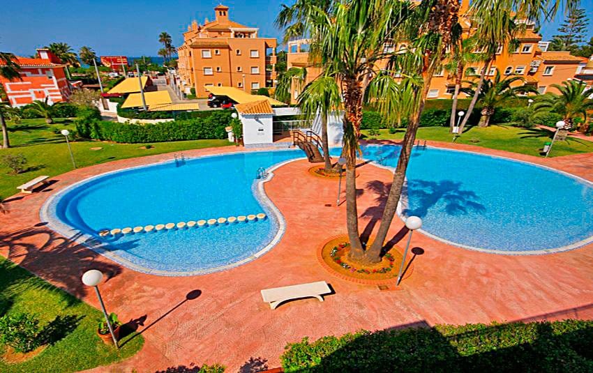 urbanizacion con piscina aguila rent a villa