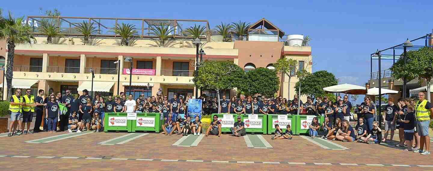 voluntarios de la jornada de limpieza marina de denia