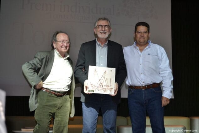Compromís celebró la fiesta de la cultura con la entrega de los 'Premis de la Tardor' 2017 7 06 premis de la tardor 2017 premio a tomas llopis
