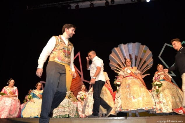 07 presentacion falleras mayores darrere del castell 2018 portadores de las bandas