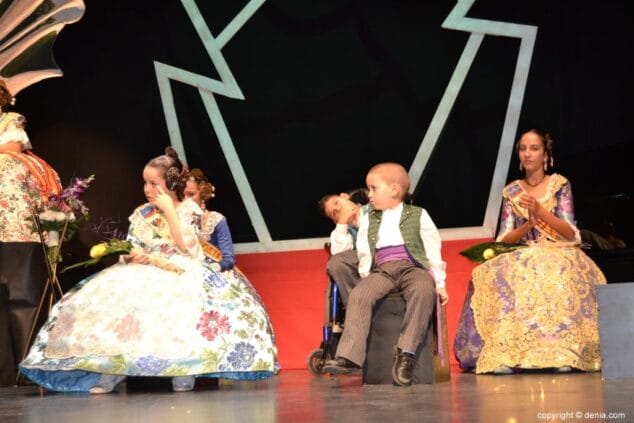 22 presentacion falleras mayores darrere del castell 2018 comision infantil
