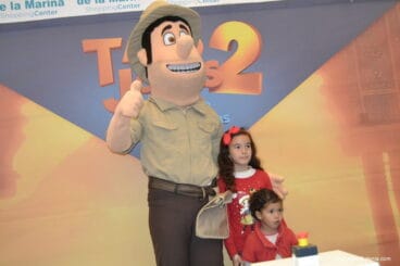 Visita de Tadeo Jones al Centro Comercial Portal de la Marina 2017 – Tadeo haciéndose fotos