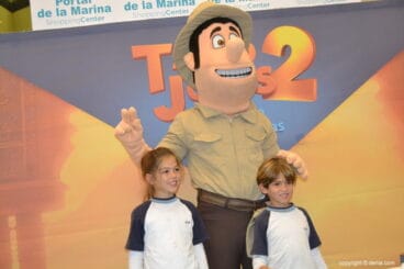 Visita de Tadeo Jones al Centro Comercial Portal de la Marina 2017 – Tadeo haciéndose fotos