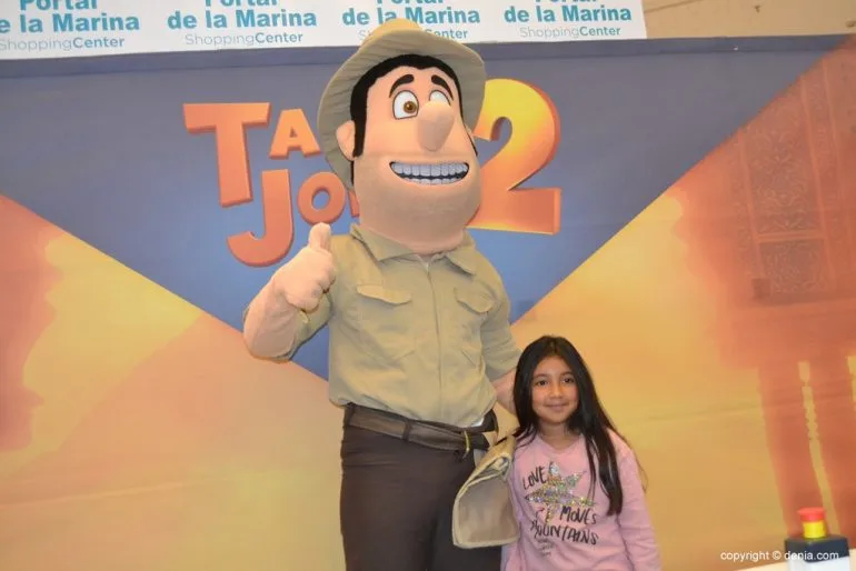 Visita de Tadeo Jones al Centro Comercial Portal de la Marina 2017 - Tadeo haciéndose fotos