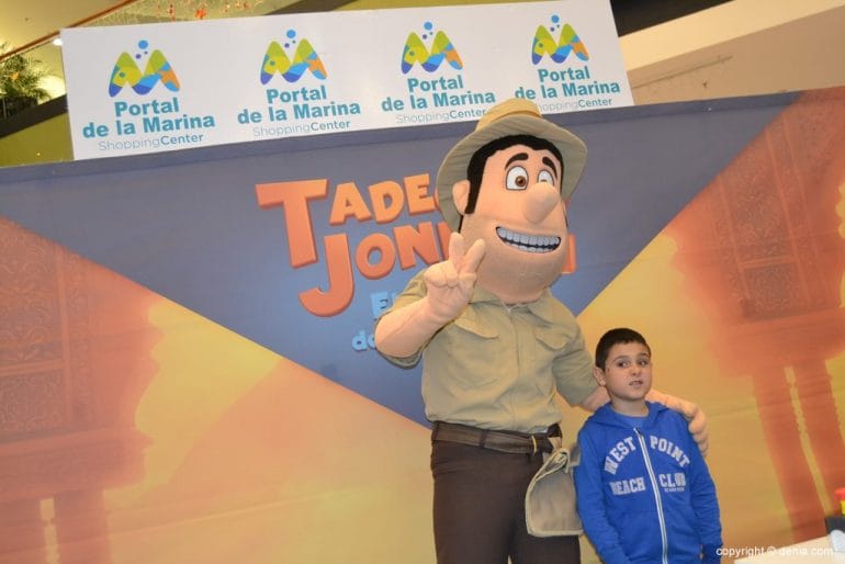 Visita de Tadeo Jones al Centro Comercial Portal de la Marina 2017 - Tadeo haciéndose fotos