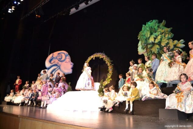 38 presentacion infantil de baix la mar escenario