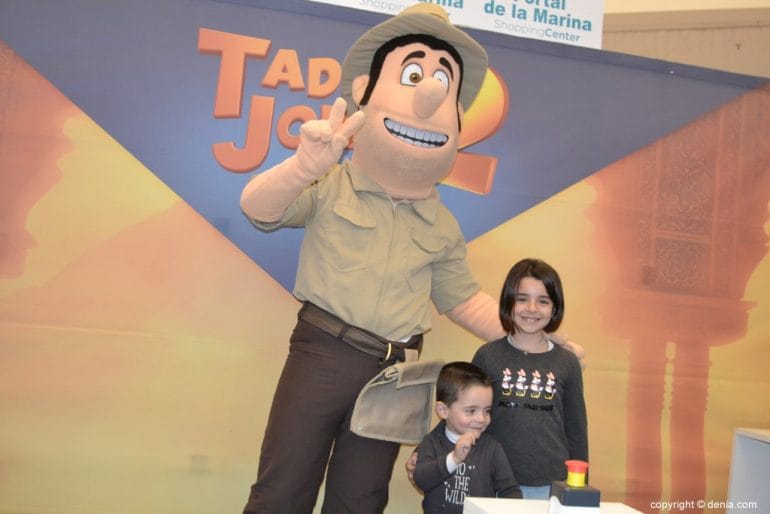 Visita de Tadeo Jones al Centro Comercial Portal de la Marina 2017 - Hermanitos con Tadeo