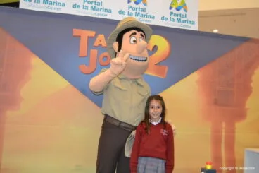 Visita de Tadeo Jones al Centro Comercial Portal de la Marina 2017 – Niña con Tadeo