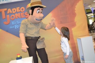 Visita de Tadeo Jones al Centro Comercial Portal de la Marina 2017 – Niña con Tadeo