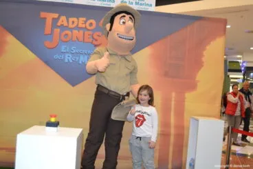 Visita de Tadeo Jones al Centro Comercial Portal de la Marina 2017 – Niña con Tadeo
