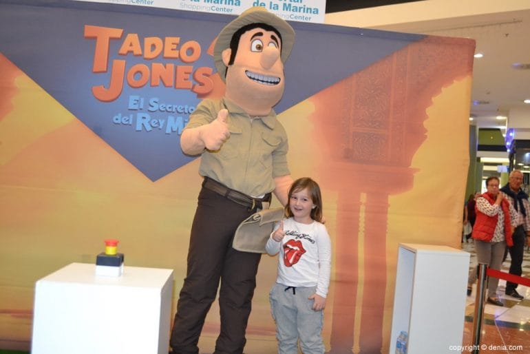 Visita de Tadeo Jones al Centro Comercial Portal de la Marina 2017 - Niña con Tadeo