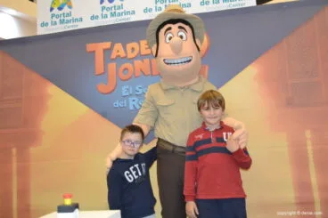 Visita de Tadeo Jones al Centro Comercial Portal de la Marina 2017 – Hermanos com Tadeo Jones