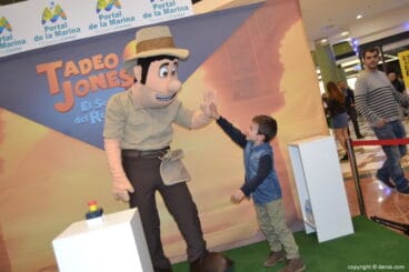 Visita de Tadeo Jones al Centro Comercial Portal de la Marina 2017 – Saludo a Tadeo Jones