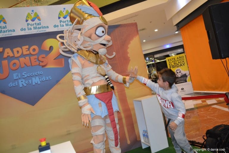 Visita de Tadeo Jones al Centro Comercial Portal de la Marina 2017 - Saludo a la momia