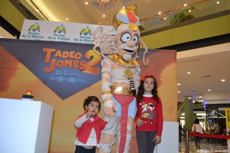 Visita de Tadeo Jones al Centro Comercial Portal de la Marina 2017 - Niñas con la momia