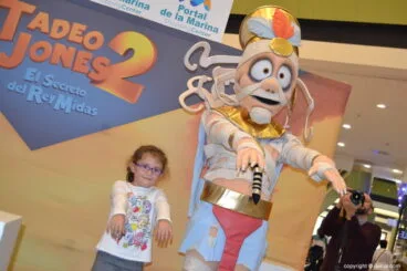 Visita de Tadeo Jones al Centro Comercial Portal de la Marina – Nena con la momia