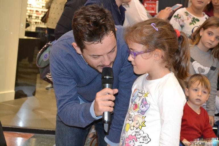 Visita de Tadeo Jones al Centro Comercial Portal de la Marina - Nena con Sergio