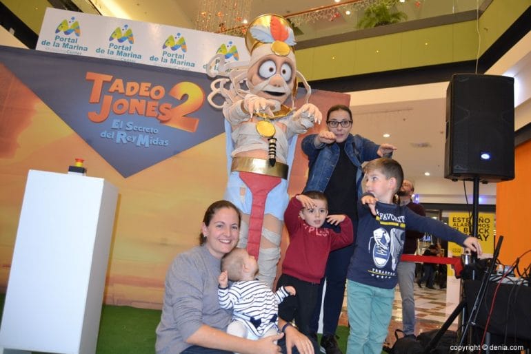 Visita de Tadeo Jones al Centro Comercial Portal de la Marina - Familia con la momia