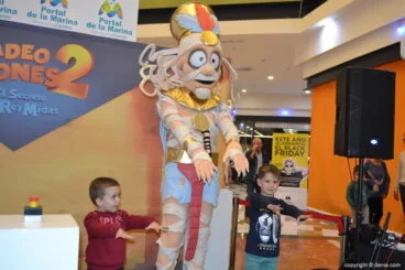 Visita de Tadeo Jones al Centro Comercial Portal de la Marina – Nenescon la momia